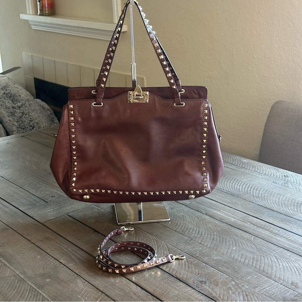 💎VALENTINO GARAVANI Pebbled Calfskin Medium Rockstud Tote Rubin EUC💎